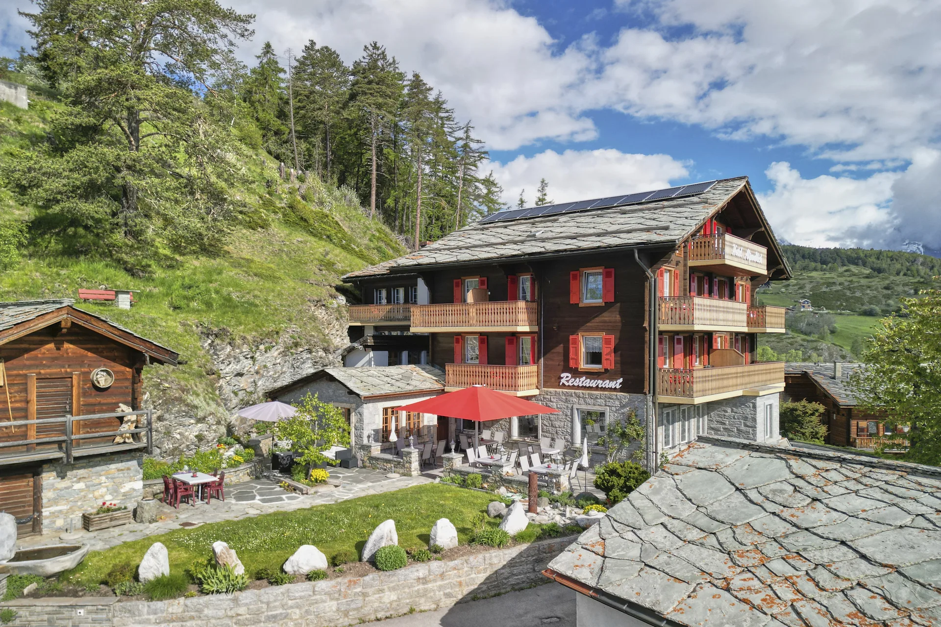 Vue sur Zeneggen et la vallée du Rhône depuis l’Hôtel Alpenblick