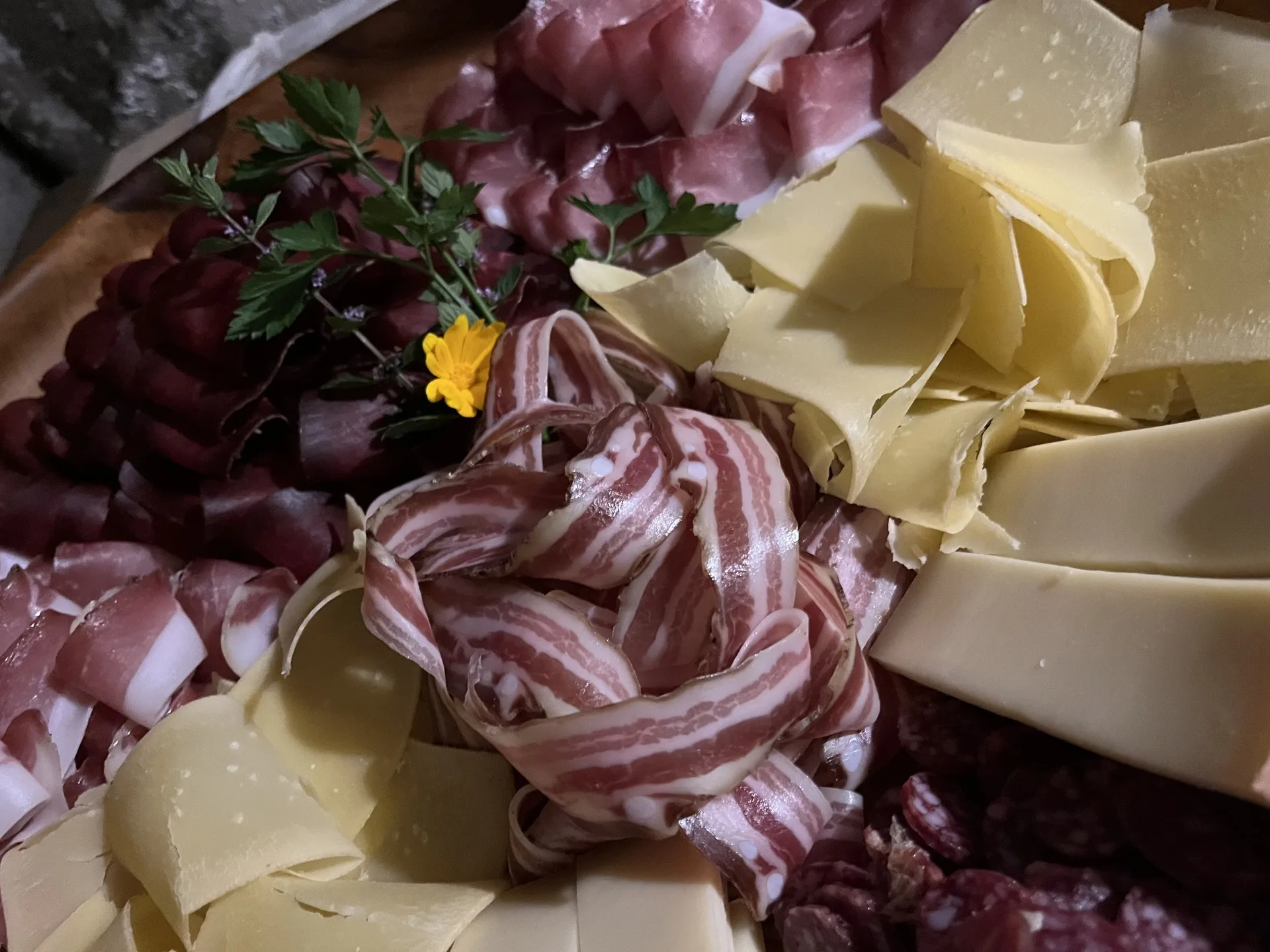 Walliser Wurstplatte mit Trockenfleisch, Speck und Alpenkäse