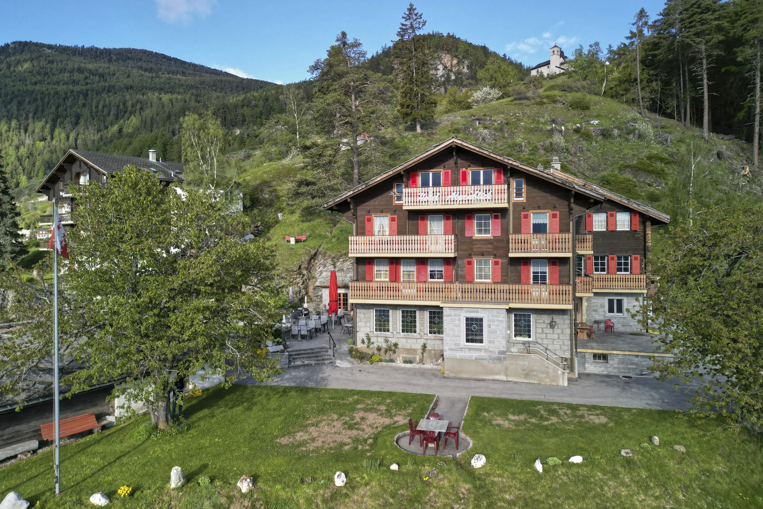 Hotel Alpenblick Zeneggen – Luftaufnahme mit Bergpanorama
