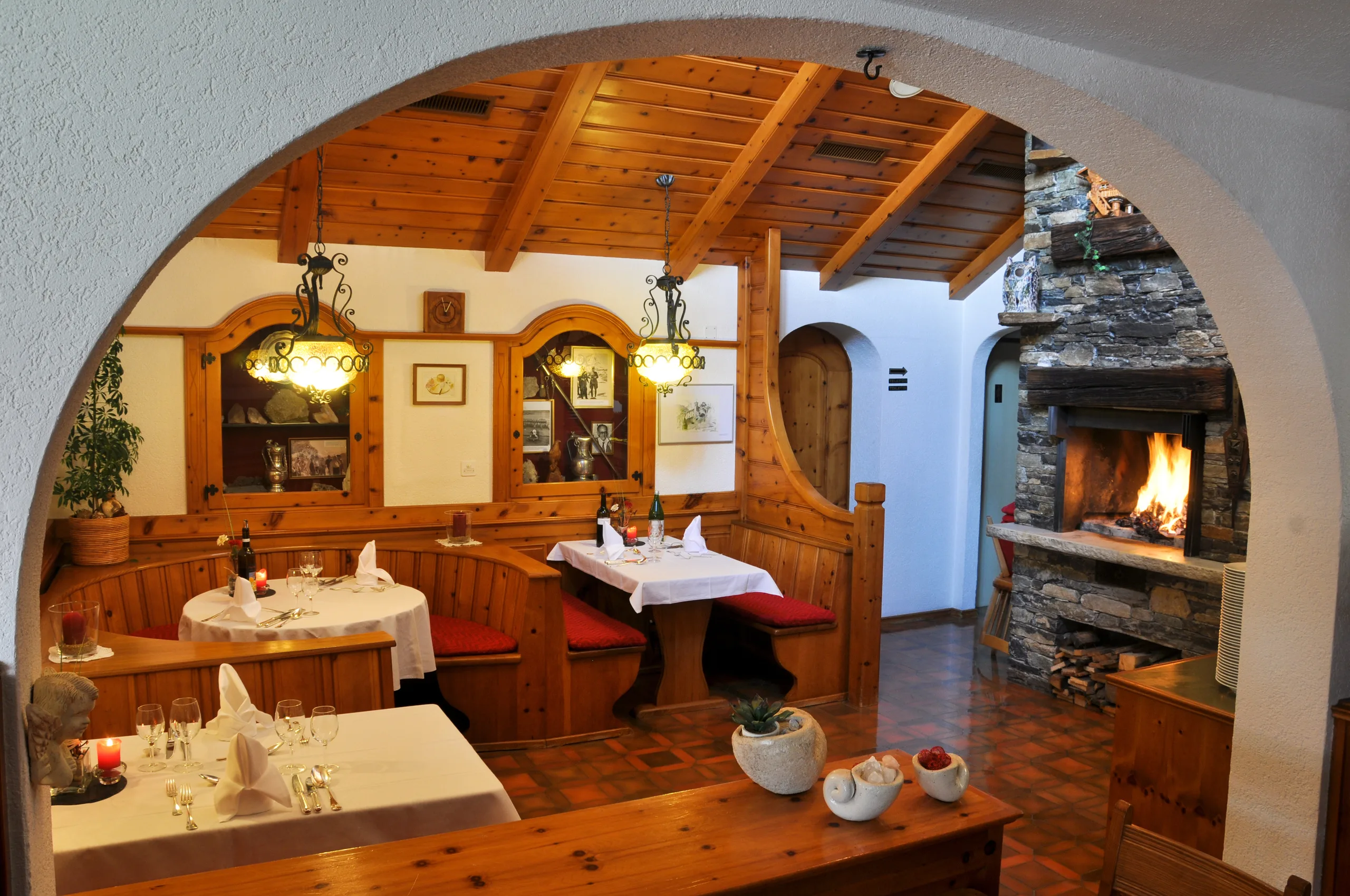 Restaurant Alpenblick – gemütliches Stübli mit Cheminée und gedeckten Tischen